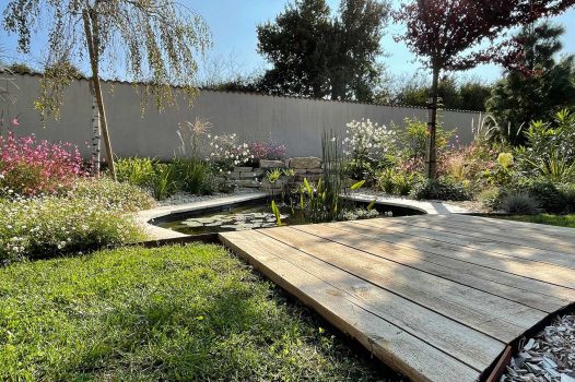 Réfection complète d’un jardin avec création d’un ensemble de massifs paysagers structurés et harmonieux. Les massifs sont composés de végétaux adaptés au climat local, mêlant persistants, vivaces, graminées et couvre-sols, pour un rendu à la fois esthétique, durable et facile d’entretien. Le travail de composition met en valeur les volumes, les textures et les couleurs selon les saisons. L’aménagement intègre également un paillage minéral ou organique selon les zones, assurant la gestion de l’humidité du sol et la limitation des adventices. Réalisation par un paysagiste professionnel pour sublimer l’espace extérieur avec une fontaine à poisson Valence Drôme Ardèche Rhône Alpes Paysagiste Pisciniste Dupré la Tour