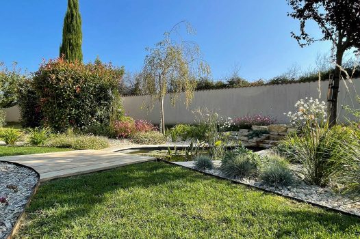 Réfection complète d’un jardin avec création d’un ensemble de massifs paysagers structurés et harmonieux. Les massifs sont composés de végétaux adaptés au climat local, mêlant persistants, vivaces, graminées et couvre-sols, pour un rendu à la fois esthétique, durable et facile d’entretien. Le travail de composition met en valeur les volumes, les textures et les couleurs selon les saisons. L’aménagement intègre également un paillage minéral ou organique selon les zones, assurant la gestion de l’humidité du sol et la limitation des adventices. Réalisation par un paysagiste professionnel pour sublimer l’espace extérieur avec une fontaine à poisson Valence Drôme Ardèche Rhône Alpes Paysagiste Pisciniste Dupré la Tour