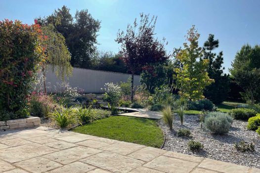 Réfection complète d’un jardin avec création d’un ensemble de massifs paysagers structurés et harmonieux. Les massifs sont composés de végétaux adaptés au climat local, mêlant persistants, vivaces, graminées et couvre-sols, pour un rendu à la fois esthétique, durable et facile d’entretien. Le travail de composition met en valeur les volumes, les textures et les couleurs selon les saisons. L’aménagement intègre également un paillage minéral ou organique selon les zones, assurant la gestion de l’humidité du sol et la limitation des adventices. Réalisation par un paysagiste professionnel pour sublimer l’espace extérieur avec une fontaine à poisson Valence Drôme Ardèche Rhône Alpes Paysagiste Pisciniste Dupré la Tour
