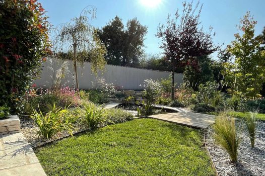 Réfection complète d’un jardin avec création d’un ensemble de massifs paysagers structurés et harmonieux. Les massifs sont composés de végétaux adaptés au climat local, mêlant persistants, vivaces, graminées et couvre-sols, pour un rendu à la fois esthétique, durable et facile d’entretien. Le travail de composition met en valeur les volumes, les textures et les couleurs selon les saisons. L’aménagement intègre également un paillage minéral ou organique selon les zones, assurant la gestion de l’humidité du sol et la limitation des adventices. Réalisation par un paysagiste professionnel pour sublimer l’espace extérieur avec une fontaine à poisson Valence Drôme Ardèche Rhône Alpes Paysagiste Pisciniste Dupré la Tour