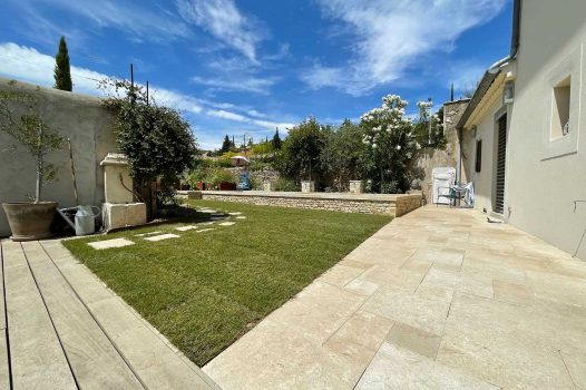 Piscine surélevée construite avec des panneaux modulaires Aquafeat, intégrée dans un petit jardin urbain à Saint-Péray, en Ardèche. Le bassin est habillé de murs en pierre d’Eyzahut, maçonnés avec un rendu pierre sèche, pour une finition naturelle et élégante parfaitement adaptée à l’environnement restreint. Ce type de construction allie compacité, robustesse et esthétisme, idéal pour les aménagements paysagers en zone urbaine. L'utilisation de matériaux durables comme les panneaux Aquafeat et la pierre locale valorise le patrimoine tout en garantissant un bassin fonctionnel et harmonieux dans un cadre réduit. Paysagiste Pisciniste Valence Drôme Ardèche Région rhone alpes