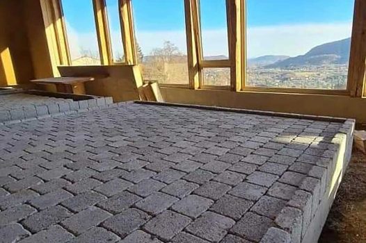 Création d’un pavage intérieur pour un restaurant situé en Ardèche, réalisé avec des matériaux naturels et durables, apportant charme et authenticité à l’espace. Le sol est composé de pavés posés avec précision pour assurer à la fois solidité, esthétique et facilité d’entretien. Au centre de l’aménagement, un jardin d’aromatiques intégré vient apporter une touche végétale et sensorielle, composé de plantes culinaires comme le thym, le romarin, la menthe ou le basilic. Ce jardin intérieur participe à l’ambiance chaleureuse et naturelle du lieu tout en offrant une fonctionnalité directe pour la cuisine du restaurant. Drôme Ardèche Rhone Alpes Valence Paysagiste Pisciniste