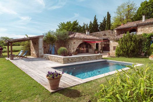 Création d’un jardin d’inspiration méditerranéenne autour d’un mas provençal, intégrant une piscine surélevée construite en panneaux modulaires Aquafeat. L’aménagement comprend également une terrasse en bois exotique installée sur une structure métallique Terrassteel, garantissant stabilité, durabilité et esthétisme. L’espace est structuré par des murs en pierre naturelle, apportant authenticité et caractère au jardin. Ce projet illustre le savoir-faire d’un paysagiste et pisciniste en région Rhône-Alpes, intervenant à Valence, dans la Drôme et en Ardèche, pour des réalisations harmonieuses et techniques mêlant confort, tradition et modernité.