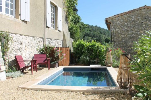 Mini piscine construite avec une structure modulaire Aquafeat, parfaitement adaptée à un petit jardin urbain. Le bassin est entouré de graviers décoratifs assurant à la fois un drainage efficace et une finition esthétique. La filtration est assurée par un local technique ANCELLE de la marque MODULAND, solution compacte et fonctionnelle pour un traitement optimal de l’eau. Cet aménagement allie gain d’espace, performance technique et intégration paysagère dans un environnement réduit, idéal pour les petits espaces extérieurs. Valence Drôme Ardèche Paysagiste Pisciniste Région Rhône Alpes