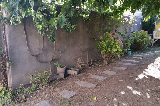 Piscine surélevée construite avec des panneaux modulaires Aquafeat, intégrée dans un petit jardin urbain à Saint-Péray, en Ardèche. Le bassin est habillé de murs en pierre d’Eyzahut, maçonnés avec un rendu pierre sèche, pour une finition naturelle et élégante parfaitement adaptée à l’environnement restreint. Ce type de construction allie compacité, robustesse et esthétisme, idéal pour les aménagements paysagers en zone urbaine. L'utilisation de matériaux durables comme les panneaux Aquafeat et la pierre locale valorise le patrimoine tout en garantissant un bassin fonctionnel et harmonieux dans un cadre réduit. Paysagiste Pisciniste Valence Drôme Ardèche Région rhone alpes