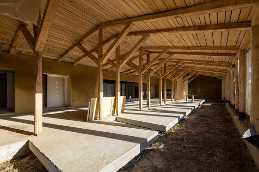 Création d’un pavage intérieur pour un restaurant situé en Ardèche, réalisé avec des matériaux naturels et durables, apportant charme et authenticité à l’espace. Le sol est composé de pavés posés avec précision pour assurer à la fois solidité, esthétique et facilité d’entretien. Au centre de l’aménagement, un jardin d’aromatiques intégré vient apporter une touche végétale et sensorielle, composé de plantes culinaires comme le thym, le romarin, la menthe ou le basilic. Ce jardin intérieur participe à l’ambiance chaleureuse et naturelle du lieu tout en offrant une fonctionnalité directe pour la cuisine du restaurant. Drôme Ardèche Rhone Alpes Valence Paysagiste Pisciniste