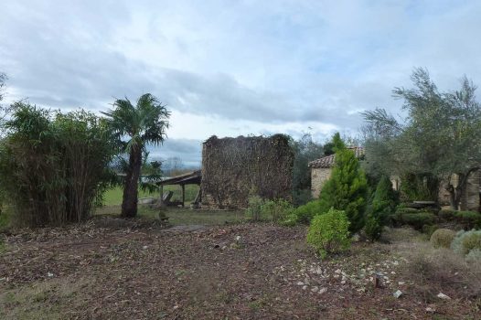 Création d’un jardin d’inspiration méditerranéenne autour d’un mas provençal, intégrant une piscine surélevée construite en panneaux modulaires Aquafeat. L’aménagement comprend également une terrasse en bois exotique installée sur une structure métallique Terrassteel, garantissant stabilité, durabilité et esthétisme. L’espace est structuré par des murs en pierre naturelle, apportant authenticité et caractère au jardin. Ce projet illustre le savoir-faire d’un paysagiste et pisciniste en région Rhône-Alpes, intervenant à Valence, dans la Drôme et en Ardèche, pour des réalisations harmonieuses et techniques mêlant confort, tradition et modernité.
