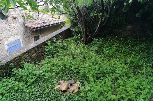 Mini piscine construite avec une structure modulaire Aquafeat, parfaitement adaptée à un petit jardin urbain. Le bassin est entouré de graviers décoratifs assurant à la fois un drainage efficace et une finition esthétique. La filtration est assurée par un local technique ANCELLE de la marque MODULAND, solution compacte et fonctionnelle pour un traitement optimal de l’eau. Cet aménagement allie gain d’espace, performance technique et intégration paysagère dans un environnement réduit, idéal pour les petits espaces extérieurs. Valence Drôme Ardèche Paysagiste Pisciniste Région Rhône Alpes