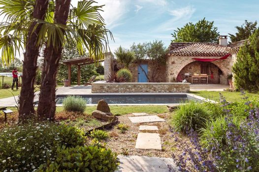 Création d’un jardin d’inspiration méditerranéenne autour d’un mas provençal, intégrant une piscine surélevée construite en panneaux modulaires Aquafeat. L’aménagement comprend également une terrasse en bois exotique installée sur une structure métallique Terrassteel, garantissant stabilité, durabilité et esthétisme. L’espace est structuré par des murs en pierre naturelle, apportant authenticité et caractère au jardin. Ce projet illustre le savoir-faire d’un paysagiste et pisciniste en région Rhône-Alpes, intervenant à Valence, dans la Drôme et en Ardèche, pour des réalisations harmonieuses et techniques mêlant confort, tradition et modernité.