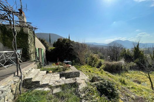 Réfection complète d’un jardin paysager comprenant la réalisation d’une piscine surélevée en structure modulaire Aquafeat, offrant robustesse et durabilité. Autour du bassin, une terrasse contemporaine est installée sur une structure métallique Terrassteel, supportant un platelage résistant et esthétique. L’aménagement est complété par la construction de plusieurs murs en pierre d’Eyzahut, maçonnés et jointés à la chaux avec un sable jaune, pour un rendu authentique rappelant l’appareillage en pierre sèche traditionnel. Ce projet combine savoir-faire paysagiste, techniques de construction modernes et intégration harmonieuse dans l’environnement naturel. Dupré la Tour / Drôme Ardèche / Paysagiste / Valence / Pisciniste