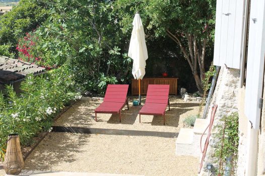 Mini piscine construite avec une structure modulaire Aquafeat, parfaitement adaptée à un petit jardin urbain. Le bassin est entouré de graviers décoratifs assurant à la fois un drainage efficace et une finition esthétique. La filtration est assurée par un local technique ANCELLE de la marque MODULAND, solution compacte et fonctionnelle pour un traitement optimal de l’eau. Cet aménagement allie gain d’espace, performance technique et intégration paysagère dans un environnement réduit, idéal pour les petits espaces extérieurs. Valence Drôme Ardèche Paysagiste Pisciniste Région Rhône Alpes