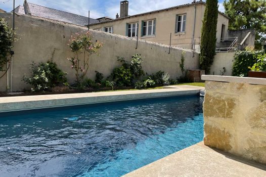 Piscine surélevée construite avec des panneaux modulaires Aquafeat, intégrée dans un petit jardin urbain à Saint-Péray, en Ardèche. Le bassin est habillé de murs en pierre d’Eyzahut, maçonnés avec un rendu pierre sèche, pour une finition naturelle et élégante parfaitement adaptée à l’environnement restreint. Ce type de construction allie compacité, robustesse et esthétisme, idéal pour les aménagements paysagers en zone urbaine. L'utilisation de matériaux durables comme les panneaux Aquafeat et la pierre locale valorise le patrimoine tout en garantissant un bassin fonctionnel et harmonieux dans un cadre réduit. Paysagiste Pisciniste Valence Drôme Ardèche Région rhone alpes