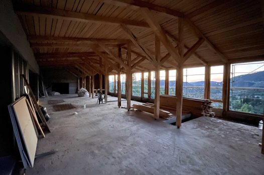 Création d’un pavage intérieur pour un restaurant situé en Ardèche, réalisé avec des matériaux naturels et durables, apportant charme et authenticité à l’espace. Le sol est composé de pavés posés avec précision pour assurer à la fois solidité, esthétique et facilité d’entretien. Au centre de l’aménagement, un jardin d’aromatiques intégré vient apporter une touche végétale et sensorielle, composé de plantes culinaires comme le thym, le romarin, la menthe ou le basilic. Ce jardin intérieur participe à l’ambiance chaleureuse et naturelle du lieu tout en offrant une fonctionnalité directe pour la cuisine du restaurant. Drôme Ardèche Rhone Alpes Valence Paysagiste Pisciniste