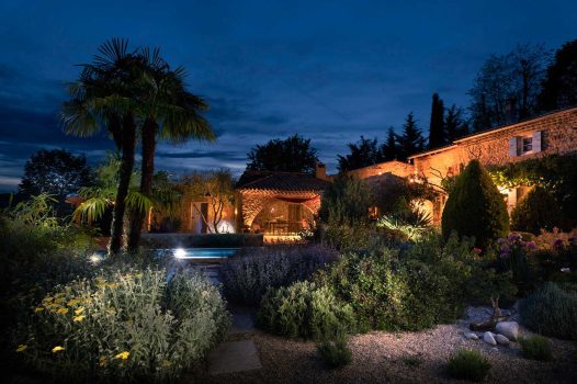 Création d’un jardin d’inspiration méditerranéenne autour d’un mas provençal, intégrant une piscine surélevée construite en panneaux modulaires Aquafeat. L’aménagement comprend également une terrasse en bois exotique installée sur une structure métallique Terrassteel, garantissant stabilité, durabilité et esthétisme. L’espace est structuré par des murs en pierre naturelle, apportant authenticité et caractère au jardin. Ce projet illustre le savoir-faire d’un paysagiste et pisciniste en région Rhône-Alpes, intervenant à Valence, dans la Drôme et en Ardèche, pour des réalisations harmonieuses et techniques mêlant confort, tradition et modernité.