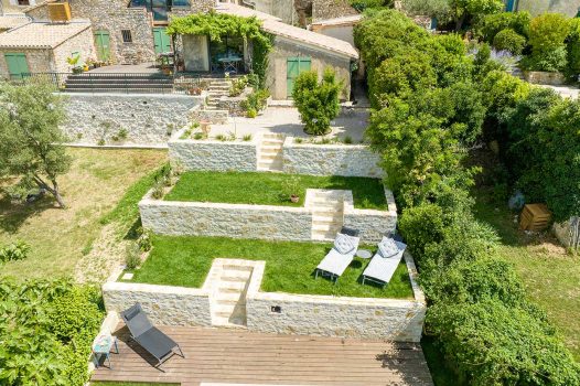Réfection complète d’un jardin paysager comprenant la réalisation d’une piscine surélevée en structure modulaire Aquafeat, offrant robustesse et durabilité. Autour du bassin, une terrasse contemporaine est installée sur une structure métallique Terrassteel, supportant un platelage résistant et esthétique. L’aménagement est complété par la construction de plusieurs murs en pierre d’Eyzahut, maçonnés et jointés à la chaux avec un sable jaune, pour un rendu authentique rappelant l’appareillage en pierre sèche traditionnel. Ce projet combine savoir-faire paysagiste, techniques de construction modernes et intégration harmonieuse dans l’environnement naturel. Dupré la Tour / Drôme Ardèche / Paysagiste / Valence / Pisciniste