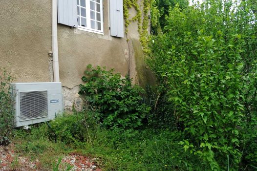 Mini piscine construite avec une structure modulaire Aquafeat, parfaitement adaptée à un petit jardin urbain. Le bassin est entouré de graviers décoratifs assurant à la fois un drainage efficace et une finition esthétique. La filtration est assurée par un local technique ANCELLE de la marque MODULAND, solution compacte et fonctionnelle pour un traitement optimal de l’eau. Cet aménagement allie gain d’espace, performance technique et intégration paysagère dans un environnement réduit, idéal pour les petits espaces extérieurs. Valence Drôme Ardèche Paysagiste Pisciniste Région Rhône Alpes