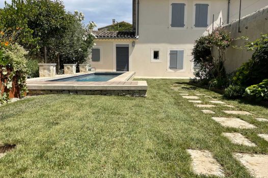 Piscine surélevée construite avec des panneaux modulaires Aquafeat, intégrée dans un petit jardin urbain à Saint-Péray, en Ardèche. Le bassin est habillé de murs en pierre d’Eyzahut, maçonnés avec un rendu pierre sèche, pour une finition naturelle et élégante parfaitement adaptée à l’environnement restreint. Ce type de construction allie compacité, robustesse et esthétisme, idéal pour les aménagements paysagers en zone urbaine. L'utilisation de matériaux durables comme les panneaux Aquafeat et la pierre locale valorise le patrimoine tout en garantissant un bassin fonctionnel et harmonieux dans un cadre réduit. Paysagiste Pisciniste Valence Drôme Ardèche Région rhone alpes