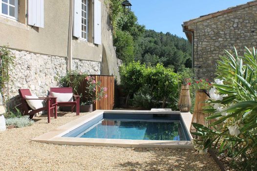 Mini piscine construite avec une structure modulaire Aquafeat, parfaitement adaptée à un petit jardin urbain. Le bassin est entouré de graviers décoratifs assurant à la fois un drainage efficace et une finition esthétique. La filtration est assurée par un local technique ANCELLE de la marque MODULAND, solution compacte et fonctionnelle pour un traitement optimal de l’eau. Cet aménagement allie gain d’espace, performance technique et intégration paysagère dans un environnement réduit, idéal pour les petits espaces extérieurs. Valence Drôme Ardèche Paysagiste Pisciniste Région Rhône Alpes