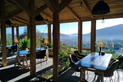 Création d’un pavage intérieur pour un restaurant situé en Ardèche, réalisé avec des matériaux naturels et durables, apportant charme et authenticité à l’espace. Le sol est composé de pavés posés avec précision pour assurer à la fois solidité, esthétique et facilité d’entretien. Au centre de l’aménagement, un jardin d’aromatiques intégré vient apporter une touche végétale et sensorielle, composé de plantes culinaires comme le thym, le romarin, la menthe ou le basilic. Ce jardin intérieur participe à l’ambiance chaleureuse et naturelle du lieu tout en offrant une fonctionnalité directe pour la cuisine du restaurant. Drôme Ardèche Rhone Alpes Valence Paysagiste Pisciniste