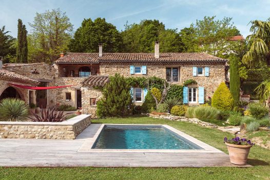 Création d’un jardin d’inspiration méditerranéenne autour d’un mas provençal, intégrant une piscine surélevée construite en panneaux modulaires Aquafeat. L’aménagement comprend également une terrasse en bois exotique installée sur une structure métallique Terrassteel, garantissant stabilité, durabilité et esthétisme. L’espace est structuré par des murs en pierre naturelle, apportant authenticité et caractère au jardin. Ce projet illustre le savoir-faire d’un paysagiste et pisciniste en région Rhône-Alpes, intervenant à Valence, dans la Drôme et en Ardèche, pour des réalisations harmonieuses et techniques mêlant confort, tradition et modernité.