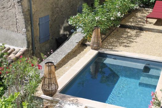 Mini piscine construite avec une structure modulaire Aquafeat, parfaitement adaptée à un petit jardin urbain. Le bassin est entouré de graviers décoratifs assurant à la fois un drainage efficace et une finition esthétique. La filtration est assurée par un local technique ANCELLE de la marque MODULAND, solution compacte et fonctionnelle pour un traitement optimal de l’eau. Cet aménagement allie gain d’espace, performance technique et intégration paysagère dans un environnement réduit, idéal pour les petits espaces extérieurs. Valence Drôme Ardèche Paysagiste Pisciniste Région Rhône Alpes