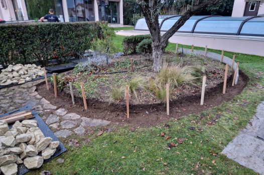 Construction d’un mur en pierre d’Eyzahut, illustrée en trois étapes : avant, pendant et après les travaux. Montage réalisé selon les règles de l’art avec un appareillage soigné, mettant en valeur la pierre locale. Les joints sont exécutés avec un mélange traditionnel de sable jaune et de chaux, assurant à la fois solidité, respirabilité et esthétique du mur. Ce type de maçonnerie allie techniques ancestrales et intégration paysagère, offrant un rendu authentique, durable et parfaitement adapté aux aménagements extérieurs de caractère. Dupré la Tour / paysagiste / Valence / Drôme Ardèche