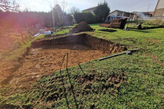 Phytoépuration : un assainissement écologique et esthétique Spécialisés dans l’aménagement de jardins, nous réalisons des systèmes de phytoépuration alliant performance et intégration paysagère. Pour sublimer ces installations, nous utilisons des traverses de bois, apportant un cadre naturel et harmonieux aux bassins plantés. Cette solution écologique assure un traitement efficace des eaux usées tout en s’intégrant parfaitement à votre extérieur. Optez pour une phytoépuration durable, fonctionnelle et esthétique. Système de phytoépuration écologique pour le traitement des eaux usées, conçu avec des bassins plantés de végétaux épurateurs. Solution autonome et durable, idéale pour l'assainissement des habitations non raccordées au tout-à-l'égout. Intégration paysagère soignée avec des traverses de bois pour une esthétique naturelle et harmonieuse. Ce procédé permet une filtration biologique efficace, respectueuse de l’environnement, sans produits chimiques. Aménagement sur mesure pour une parfaite adaptation au terrain et une valorisation de l’espace extérieur. Dupré la tour paysagiste Drome Ardèche Rhône Alpes Livron sur Drôme Déroulé de la construction d’un système de phyto-épuration autonome, conçu avec des traverses de pin traité montées horizontalement et calées dans des profilés métalliques IPN pour assurer stabilité et durabilité. Étapes présentées depuis le terrassement jusqu’à la mise en eau, incluant l’installation des filtres plantés et le remplissage des bassins avec substrats filtrants adaptés (graviers, pouzzolane). Ce dispositif d’assainissement écologique sans électricité permet le traitement naturel des eaux usées domestiques, tout en s’intégrant esthétiquement dans l’aménagement paysager grâce à l’emploi de matériaux bruts et durables.