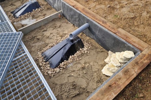 Phytoépuration : un assainissement écologique et esthétique Spécialisés dans l’aménagement de jardins, nous réalisons des systèmes de phytoépuration alliant performance et intégration paysagère. Pour sublimer ces installations, nous utilisons des traverses de bois, apportant un cadre naturel et harmonieux aux bassins plantés. Cette solution écologique assure un traitement efficace des eaux usées tout en s’intégrant parfaitement à votre extérieur. Optez pour une phytoépuration durable, fonctionnelle et esthétique. Système de phytoépuration écologique pour le traitement des eaux usées, conçu avec des bassins plantés de végétaux épurateurs. Solution autonome et durable, idéale pour l'assainissement des habitations non raccordées au tout-à-l'égout. Intégration paysagère soignée avec des traverses de bois pour une esthétique naturelle et harmonieuse. Ce procédé permet une filtration biologique efficace, respectueuse de l’environnement, sans produits chimiques. Aménagement sur mesure pour une parfaite adaptation au terrain et une valorisation de l’espace extérieur. Dupré la tour paysagiste Drome Ardèche Rhône Alpes Livron sur Drôme Déroulé de la construction d’un système de phyto-épuration autonome, conçu avec des traverses de pin traité montées horizontalement et calées dans des profilés métalliques IPN pour assurer stabilité et durabilité. Étapes présentées depuis le terrassement jusqu’à la mise en eau, incluant l’installation des filtres plantés et le remplissage des bassins avec substrats filtrants adaptés (graviers, pouzzolane). Ce dispositif d’assainissement écologique sans électricité permet le traitement naturel des eaux usées domestiques, tout en s’intégrant esthétiquement dans l’aménagement paysager grâce à l’emploi de matériaux bruts et durables.