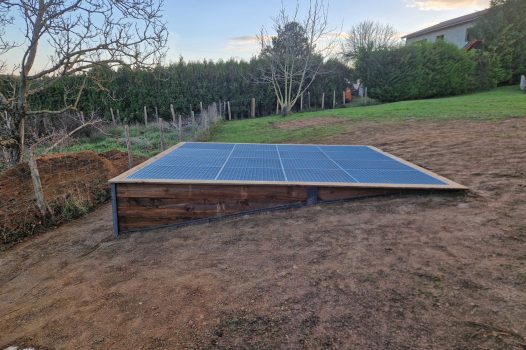 Phytoépuration : un assainissement écologique et esthétique Spécialisés dans l’aménagement de jardins, nous réalisons des systèmes de phytoépuration alliant performance et intégration paysagère. Pour sublimer ces installations, nous utilisons des traverses de bois, apportant un cadre naturel et harmonieux aux bassins plantés. Cette solution écologique assure un traitement efficace des eaux usées tout en s’intégrant parfaitement à votre extérieur. Optez pour une phytoépuration durable, fonctionnelle et esthétique. Système de phytoépuration écologique pour le traitement des eaux usées, conçu avec des bassins plantés de végétaux épurateurs. Solution autonome et durable, idéale pour l'assainissement des habitations non raccordées au tout-à-l'égout. Intégration paysagère soignée avec des traverses de bois pour une esthétique naturelle et harmonieuse. Ce procédé permet une filtration biologique efficace, respectueuse de l’environnement, sans produits chimiques. Aménagement sur mesure pour une parfaite adaptation au terrain et une valorisation de l’espace extérieur. Dupré la tour paysagiste Drome Ardèche Rhône Alpes Livron sur Drôme Déroulé de la construction d’un système de phyto-épuration autonome, conçu avec des traverses de pin traité montées horizontalement et calées dans des profilés métalliques IPN pour assurer stabilité et durabilité. Étapes présentées depuis le terrassement jusqu’à la mise en eau, incluant l’installation des filtres plantés et le remplissage des bassins avec substrats filtrants adaptés (graviers, pouzzolane). Ce dispositif d’assainissement écologique sans électricité permet le traitement naturel des eaux usées domestiques, tout en s’intégrant esthétiquement dans l’aménagement paysager grâce à l’emploi de matériaux bruts et durables.