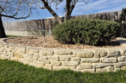 Construction d’un mur en pierre d’Eyzahut, illustrée en trois étapes : avant, pendant et après les travaux. Montage réalisé selon les règles de l’art avec un appareillage soigné, mettant en valeur la pierre locale. Les joints sont exécutés avec un mélange traditionnel de sable jaune et de chaux, assurant à la fois solidité, respirabilité et esthétique du mur. Ce type de maçonnerie allie techniques ancestrales et intégration paysagère, offrant un rendu authentique, durable et parfaitement adapté aux aménagements extérieurs de caractère. Dupré la Tour / paysagiste / Valence / Drôme Ardèche