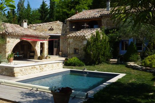 Création d’un jardin d’inspiration méditerranéenne autour d’un mas provençal, intégrant une piscine surélevée construite en panneaux modulaires Aquafeat. L’aménagement comprend également une terrasse en bois exotique installée sur une structure métallique Terrassteel, garantissant stabilité, durabilité et esthétisme. L’espace est structuré par des murs en pierre naturelle, apportant authenticité et caractère au jardin. Ce projet illustre le savoir-faire d’un paysagiste et pisciniste en région Rhône-Alpes, intervenant à Valence, dans la Drôme et en Ardèche, pour des réalisations harmonieuses et techniques mêlant confort, tradition et modernité.