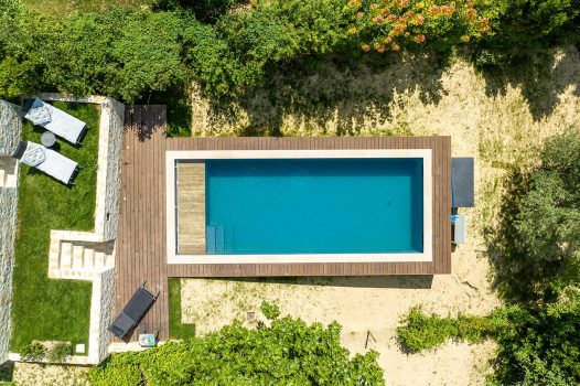 Réfection complète d’un jardin paysager comprenant la réalisation d’une piscine surélevée en structure modulaire Aquafeat, offrant robustesse et durabilité. Autour du bassin, une terrasse contemporaine est installée sur une structure métallique Terrassteel, supportant un platelage résistant et esthétique. L’aménagement est complété par la construction de plusieurs murs en pierre d’Eyzahut, maçonnés et jointés à la chaux avec un sable jaune, pour un rendu authentique rappelant l’appareillage en pierre sèche traditionnel. Ce projet combine savoir-faire paysagiste, techniques de construction modernes et intégration harmonieuse dans l’environnement naturel. Dupré la Tour / Drôme Ardèche / Paysagiste / Valence / Pisciniste