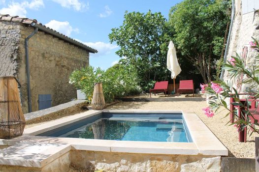 Mini piscine construite avec une structure modulaire Aquafeat, parfaitement adaptée à un petit jardin urbain. Le bassin est entouré de graviers décoratifs assurant à la fois un drainage efficace et une finition esthétique. La filtration est assurée par un local technique ANCELLE de la marque MODULAND, solution compacte et fonctionnelle pour un traitement optimal de l’eau. Cet aménagement allie gain d’espace, performance technique et intégration paysagère dans un environnement réduit, idéal pour les petits espaces extérieurs. Valence Drôme Ardèche Paysagiste Pisciniste Région Rhône Alpes