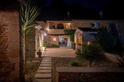 Création d’un jardin d’inspiration méditerranéenne autour d’un mas provençal, intégrant une piscine surélevée construite en panneaux modulaires Aquafeat. L’aménagement comprend également une terrasse en bois exotique installée sur une structure métallique Terrassteel, garantissant stabilité, durabilité et esthétisme. L’espace est structuré par des murs en pierre naturelle, apportant authenticité et caractère au jardin. Ce projet illustre le savoir-faire d’un paysagiste et pisciniste en région Rhône-Alpes, intervenant à Valence, dans la Drôme et en Ardèche, pour des réalisations harmonieuses et techniques mêlant confort, tradition et modernité.