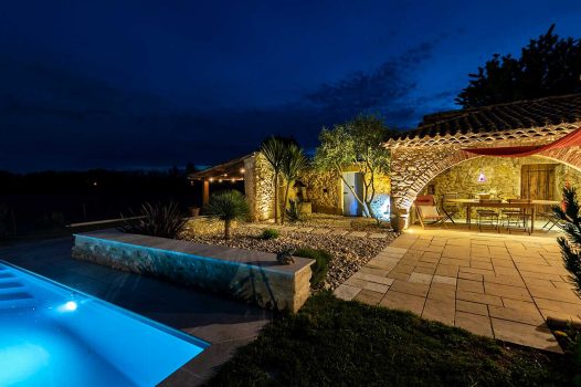 Création d’un jardin d’inspiration méditerranéenne autour d’un mas provençal, intégrant une piscine surélevée construite en panneaux modulaires Aquafeat. L’aménagement comprend également une terrasse en bois exotique installée sur une structure métallique Terrassteel, garantissant stabilité, durabilité et esthétisme. L’espace est structuré par des murs en pierre naturelle, apportant authenticité et caractère au jardin. Ce projet illustre le savoir-faire d’un paysagiste et pisciniste en région Rhône-Alpes, intervenant à Valence, dans la Drôme et en Ardèche, pour des réalisations harmonieuses et techniques mêlant confort, tradition et modernité.