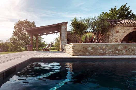 Création d’un jardin d’inspiration méditerranéenne autour d’un mas provençal, intégrant une piscine surélevée construite en panneaux modulaires Aquafeat. L’aménagement comprend également une terrasse en bois exotique installée sur une structure métallique Terrassteel, garantissant stabilité, durabilité et esthétisme. L’espace est structuré par des murs en pierre naturelle, apportant authenticité et caractère au jardin. Ce projet illustre le savoir-faire d’un paysagiste et pisciniste en région Rhône-Alpes, intervenant à Valence, dans la Drôme et en Ardèche, pour des réalisations harmonieuses et techniques mêlant confort, tradition et modernité.