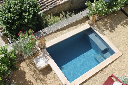 Mini piscine construite avec une structure modulaire Aquafeat, parfaitement adaptée à un petit jardin urbain. Le bassin est entouré de graviers décoratifs assurant à la fois un drainage efficace et une finition esthétique. La filtration est assurée par un local technique ANCELLE de la marque MODULAND, solution compacte et fonctionnelle pour un traitement optimal de l’eau. Cet aménagement allie gain d’espace, performance technique et intégration paysagère dans un environnement réduit, idéal pour les petits espaces extérieurs. Valence Drôme Ardèche Paysagiste Pisciniste Région Rhône Alpes