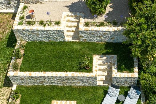 Réfection complète d’un jardin paysager comprenant la réalisation d’une piscine surélevée en structure modulaire Aquafeat, offrant robustesse et durabilité. Autour du bassin, une terrasse contemporaine est installée sur une structure métallique Terrassteel, supportant un platelage résistant et esthétique. L’aménagement est complété par la construction de plusieurs murs en pierre d’Eyzahut, maçonnés et jointés à la chaux avec un sable jaune, pour un rendu authentique rappelant l’appareillage en pierre sèche traditionnel. Ce projet combine savoir-faire paysagiste, techniques de construction modernes et intégration harmonieuse dans l’environnement naturel. Dupré la Tour / Drôme Ardèche / Paysagiste / Valence / Pisciniste