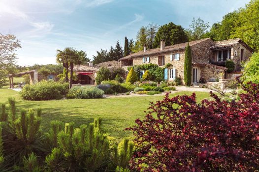 Création d’un jardin d’inspiration méditerranéenne autour d’un mas provençal, intégrant une piscine surélevée construite en panneaux modulaires Aquafeat. L’aménagement comprend également une terrasse en bois exotique installée sur une structure métallique Terrassteel, garantissant stabilité, durabilité et esthétisme. L’espace est structuré par des murs en pierre naturelle, apportant authenticité et caractère au jardin. Ce projet illustre le savoir-faire d’un paysagiste et pisciniste en région Rhône-Alpes, intervenant à Valence, dans la Drôme et en Ardèche, pour des réalisations harmonieuses et techniques mêlant confort, tradition et modernité.