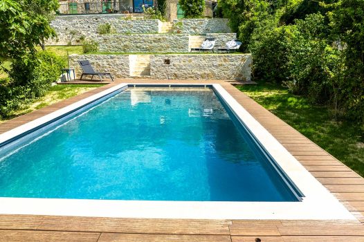 Réfection complète d’un jardin paysager comprenant la réalisation d’une piscine surélevée en structure modulaire Aquafeat, offrant robustesse et durabilité. Autour du bassin, une terrasse contemporaine est installée sur une structure métallique Terrassteel, supportant un platelage résistant et esthétique. L’aménagement est complété par la construction de plusieurs murs en pierre d’Eyzahut, maçonnés et jointés à la chaux avec un sable jaune, pour un rendu authentique rappelant l’appareillage en pierre sèche traditionnel. Ce projet combine savoir-faire paysagiste, techniques de construction modernes et intégration harmonieuse dans l’environnement naturel. Dupré la Tour / Drôme Ardèche / Paysagiste / Valence / Pisciniste