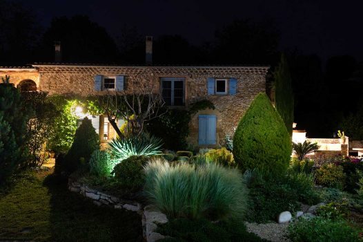 Création d’un jardin d’inspiration méditerranéenne autour d’un mas provençal, intégrant une piscine surélevée construite en panneaux modulaires Aquafeat. L’aménagement comprend également une terrasse en bois exotique installée sur une structure métallique Terrassteel, garantissant stabilité, durabilité et esthétisme. L’espace est structuré par des murs en pierre naturelle, apportant authenticité et caractère au jardin. Ce projet illustre le savoir-faire d’un paysagiste et pisciniste en région Rhône-Alpes, intervenant à Valence, dans la Drôme et en Ardèche, pour des réalisations harmonieuses et techniques mêlant confort, tradition et modernité.