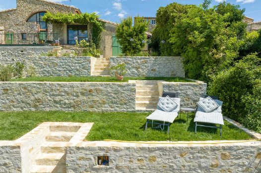 Réfection complète d’un jardin paysager comprenant la réalisation d’une piscine surélevée en structure modulaire Aquafeat, offrant robustesse et durabilité. Autour du bassin, une terrasse contemporaine est installée sur une structure métallique Terrassteel, supportant un platelage résistant et esthétique. L’aménagement est complété par la construction de plusieurs murs en pierre d’Eyzahut, maçonnés et jointés à la chaux avec un sable jaune, pour un rendu authentique rappelant l’appareillage en pierre sèche traditionnel. Ce projet combine savoir-faire paysagiste, techniques de construction modernes et intégration harmonieuse dans l’environnement naturel. Dupré la Tour / Drôme Ardèche / Paysagiste / Valence / Pisciniste