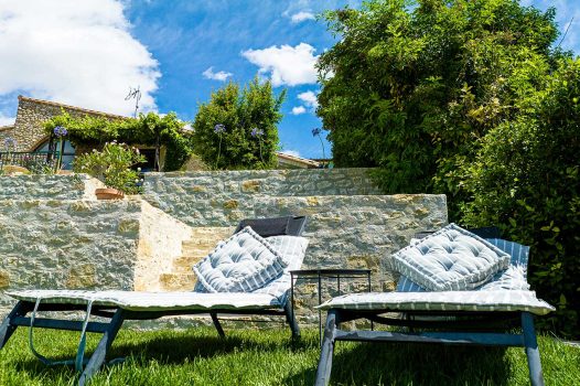 Réfection complète d’un jardin paysager comprenant la réalisation d’une piscine surélevée en structure modulaire Aquafeat, offrant robustesse et durabilité. Autour du bassin, une terrasse contemporaine est installée sur une structure métallique Terrassteel, supportant un platelage résistant et esthétique. L’aménagement est complété par la construction de plusieurs murs en pierre d’Eyzahut, maçonnés et jointés à la chaux avec un sable jaune, pour un rendu authentique rappelant l’appareillage en pierre sèche traditionnel. Ce projet combine savoir-faire paysagiste, techniques de construction modernes et intégration harmonieuse dans l’environnement naturel. Dupré la Tour / Drôme Ardèche / Paysagiste / Valence / Pisciniste