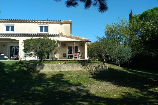 Réfection complète d’un jardin paysager comprenant la réalisation d’une piscine surélevée en structure modulaire Aquafeat, offrant robustesse et durabilité. Autour du bassin, une terrasse contemporaine est installée sur une structure métallique Terrassteel, supportant un platelage résistant et esthétique. L’aménagement est complété par la construction de plusieurs murs en pierre d’Eyzahut, maçonnés et jointés à la chaux avec un sable jaune, pour un rendu authentique rappelant l’appareillage en pierre sèche traditionnel. Ce projet combine savoir-faire paysagiste, techniques de construction modernes et intégration harmonieuse dans l’environnement naturel. Drôme Ardèche Valence Chabeuil Paysagiste Pisciniste