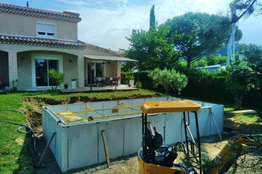 Réfection complète d’un jardin paysager comprenant la réalisation d’une piscine surélevée en structure modulaire Aquafeat, offrant robustesse et durabilité. Autour du bassin, une terrasse contemporaine est installée sur une structure métallique Terrassteel, supportant un platelage résistant et esthétique. L’aménagement est complété par la construction de plusieurs murs en pierre d’Eyzahut, maçonnés et jointés à la chaux avec un sable jaune, pour un rendu authentique rappelant l’appareillage en pierre sèche traditionnel. Ce projet combine savoir-faire paysagiste, techniques de construction modernes et intégration harmonieuse dans l’environnement naturel. Drôme Ardèche Valence Chabeuil Paysagiste Pisciniste