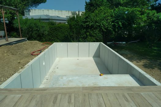 Réfection complète d’un jardin paysager comprenant la réalisation d’une piscine surélevée en structure modulaire Aquafeat, offrant robustesse et durabilité. Autour du bassin, une terrasse contemporaine est installée sur une structure métallique Terrassteel, supportant un platelage résistant et esthétique. L’aménagement est complété par la construction de plusieurs murs en pierre d’Eyzahut, maçonnés et jointés à la chaux avec un sable jaune, pour un rendu authentique rappelant l’appareillage en pierre sèche traditionnel. Ce projet combine savoir-faire paysagiste, techniques de construction modernes et intégration harmonieuse dans l’environnement naturel. Drôme Ardèche Valence Chabeuil Paysagiste Pisciniste