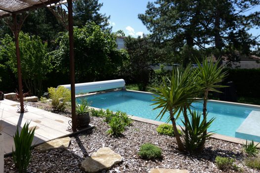 Réfection complète d’un jardin paysager comprenant la réalisation d’une piscine surélevée en structure modulaire Aquafeat, offrant robustesse et durabilité. Autour du bassin, une terrasse contemporaine est installée sur une structure métallique Terrassteel, supportant un platelage résistant et esthétique. L’aménagement est complété par la construction de plusieurs murs en pierre d’Eyzahut, maçonnés et jointés à la chaux avec un sable jaune, pour un rendu authentique rappelant l’appareillage en pierre sèche traditionnel. Ce projet combine savoir-faire paysagiste, techniques de construction modernes et intégration harmonieuse dans l’environnement naturel. Drôme Ardèche Valence Chabeuil Paysagiste Pisciniste