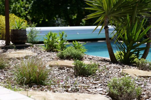 Réfection complète d’un jardin paysager comprenant la réalisation d’une piscine surélevée en structure modulaire Aquafeat, offrant robustesse et durabilité. Autour du bassin, une terrasse contemporaine est installée sur une structure métallique Terrassteel, supportant un platelage résistant et esthétique. L’aménagement est complété par la construction de plusieurs murs en pierre d’Eyzahut, maçonnés et jointés à la chaux avec un sable jaune, pour un rendu authentique rappelant l’appareillage en pierre sèche traditionnel. Ce projet combine savoir-faire paysagiste, techniques de construction modernes et intégration harmonieuse dans l’environnement naturel. Drôme Ardèche Valence Chabeuil Paysagiste Pisciniste