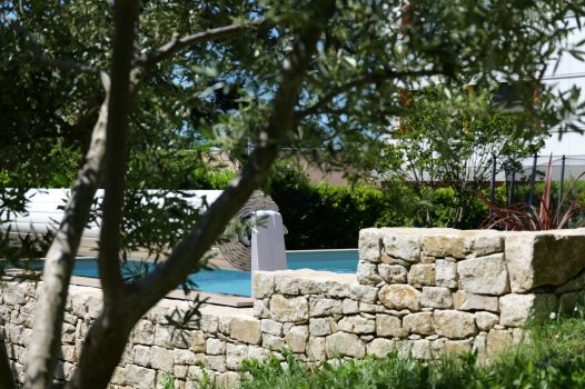 Réfection complète d’un jardin paysager comprenant la réalisation d’une piscine surélevée en structure modulaire Aquafeat, offrant robustesse et durabilité. Autour du bassin, une terrasse contemporaine est installée sur une structure métallique Terrassteel, supportant un platelage résistant et esthétique. L’aménagement est complété par la construction de plusieurs murs en pierre d’Eyzahut, maçonnés et jointés à la chaux avec un sable jaune, pour un rendu authentique rappelant l’appareillage en pierre sèche traditionnel. Ce projet combine savoir-faire paysagiste, techniques de construction modernes et intégration harmonieuse dans l’environnement naturel. Drôme Ardèche Valence Chabeuil Paysagiste Pisciniste