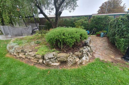 Construction d’un mur en pierre d’Eyzahut, illustrée en trois étapes : avant, pendant et après les travaux. Montage réalisé selon les règles de l’art avec un appareillage soigné, mettant en valeur la pierre locale. Les joints sont exécutés avec un mélange traditionnel de sable jaune et de chaux, assurant à la fois solidité, respirabilité et esthétique du mur. Ce type de maçonnerie allie techniques ancestrales et intégration paysagère, offrant un rendu authentique, durable et parfaitement adapté aux aménagements extérieurs de caractère. Dupré la Tour / paysagiste / Valence / Drôme Ardèche